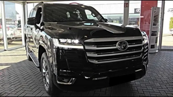 Rent a Toyota Land Cruiser V8 in Lahore, Islamabad, Quetta, Rawalpindi, Murree from royals Car Rental FOR Wedding, Tours, Group Travel, Family Vacation trips, Rana Resort, Historical Places, Unique Places etc.